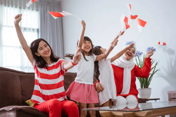 Heyecan verici Endonezyalı aile destekçisi evde televizyonda maç izlerken — Stok fotoğraf