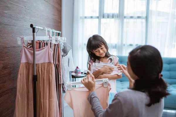 Asiático madre compras con su hija en boutique ropa tienda —  Fotos de Stock