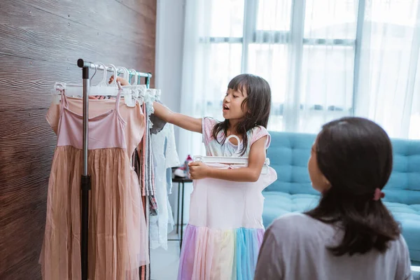 Asiatique mère shopping avec son fille à boutique vêtements boutique — Photo