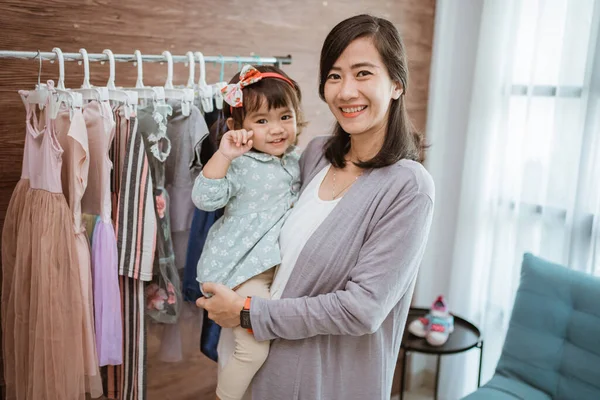 Bela ásia mãe levando ela filha para comprar roupas — Fotografia de Stock