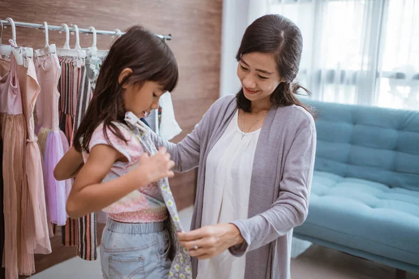 Asiático madre compras con su hija en boutique ropa tienda —  Fotos de Stock