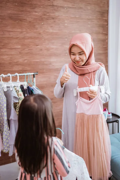 Madre musulmana che fa shopping con sua figlia al negozio di abbigliamento boutique — Foto Stock