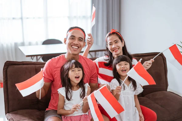 Familia asiática celebrando el día de la independencia indonesia en casa — Foto de Stock