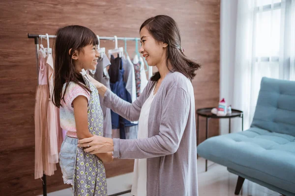 Mamá y el niño eligen hermoso vestido —  Fotos de Stock