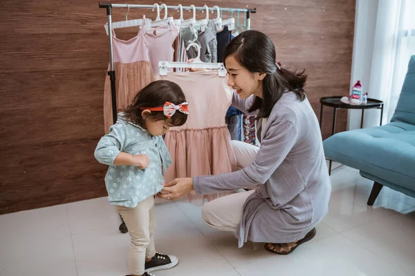 Schön asiatische Mutter nehmen Ihr Tochter zu kaufen Kleidung — Stockfoto