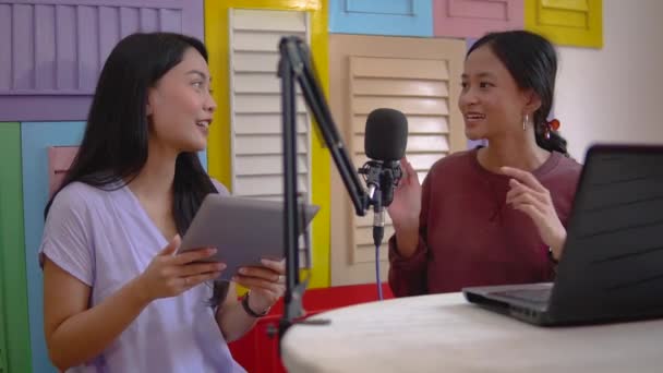 Азіатська дівчина інтерв'ю і розмова з другом під час прямого подкасту — стокове відео