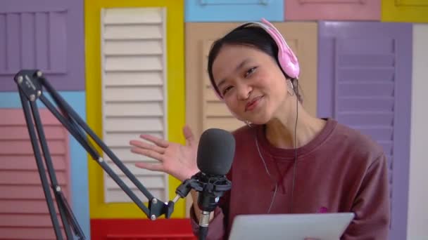 Cheerful girl in front of microphone during podcast — Stock Video
