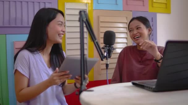 Ázsiai lány interjú és beszélgetés barátjával élő podcast közben — Stock videók