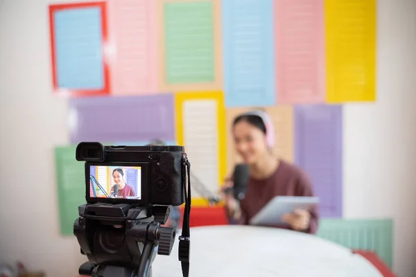 Digital camera screen with tripod recording a girl podcast — Φωτογραφία Αρχείου