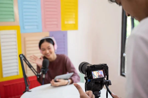 Kameramann filmt mit Kamera einen Mädchen-Podcast — Stockfoto