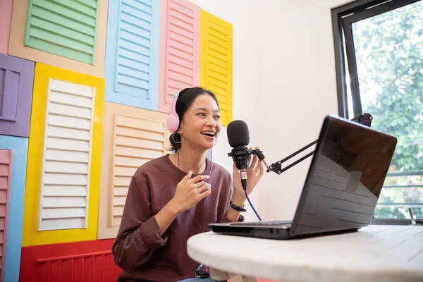 Asyalı bir vlogger mikrofon ve dizüstü bilgisayarla bir podcast kaydediyor. — Stok fotoğraf