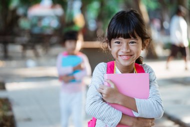 çocuk öğrenci kameraya gülümsüyor