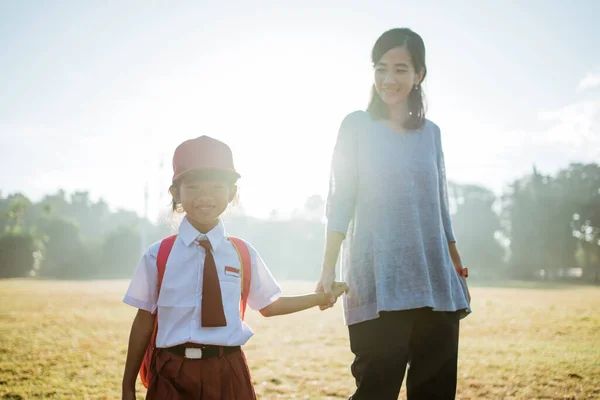 Mère promener son enfant à l'école le matin — Photo