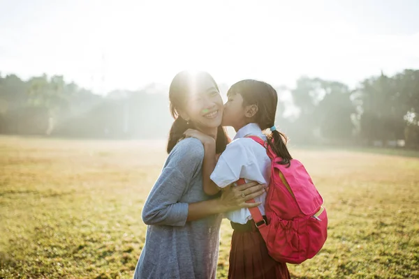 Mutter bringt ihre Tochter morgens zur Schule — Stockfoto