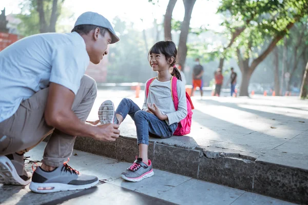 학교로 돌아가. 초등 학교 교복을 입은 학생 이 학교에 갈 준비를 하는 모습 — 스톡 사진