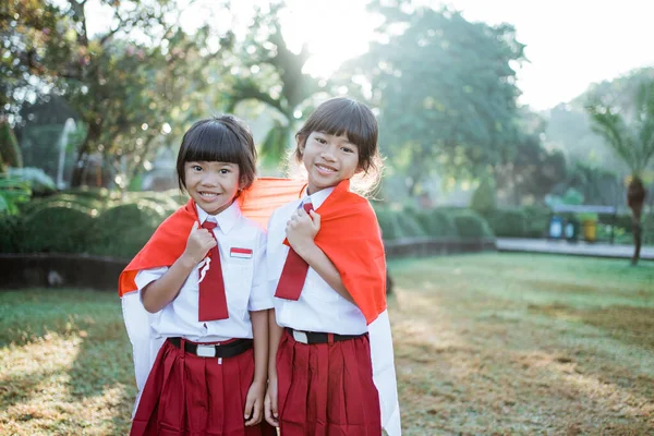 Indonesisk skolelev som håller flagga under självständighetsdagen. — Stockfoto