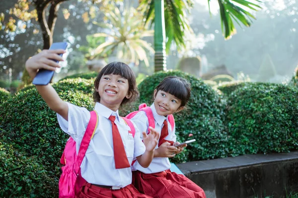 Mejor amigo del estudiante de primaria indonesia tomar selfie —  Fotos de Stock