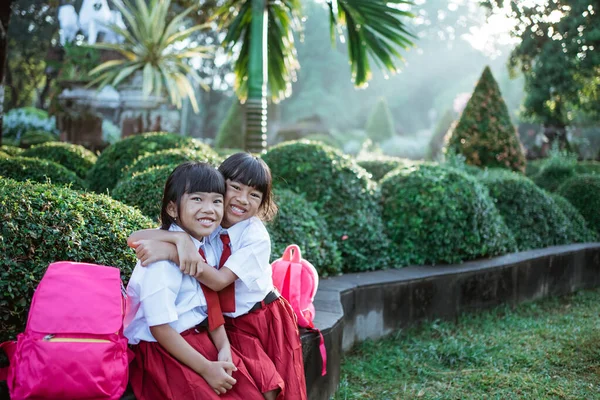 Felice studente amico in uniforme sorridente — Foto Stock