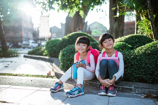 Petit asiatique étudiant assis dans le parc ensemble — Photo