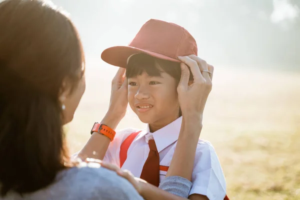 母亲给女儿缝制小学生校服 — 图库照片