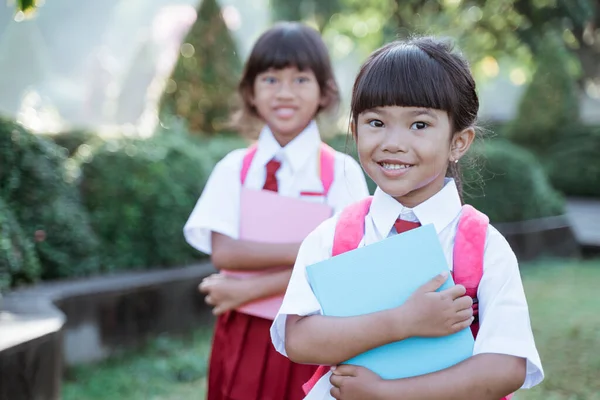 幸せな学生の友達がカメラに笑顔で — ストック写真