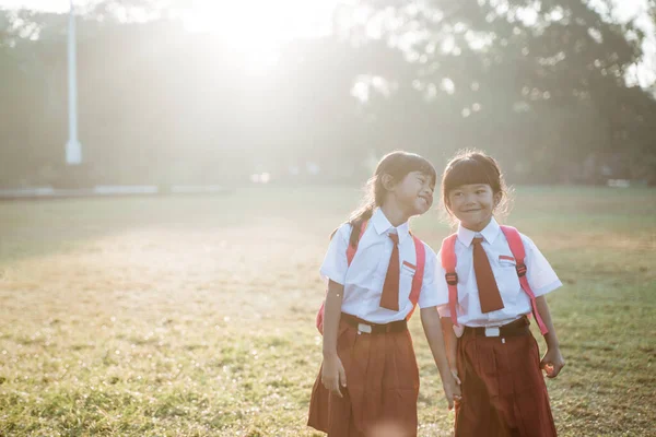 Šťastná žena asijské základní škola student chůze spolu — Stock fotografie