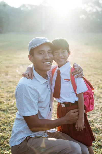 Enfant heureux le premier jour à l'école prise par le père le matin — Photo