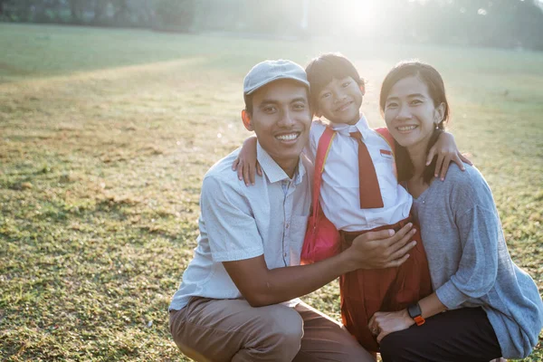 Famiglia asiatico con loro primaria scuola studente bambino — Foto Stock