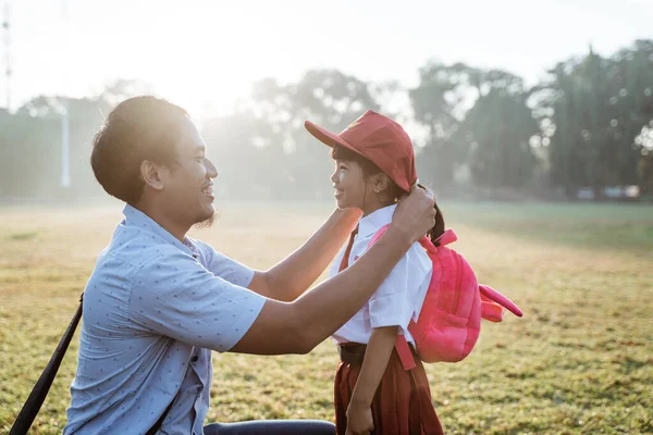 Vater bringt Tochter morgens in die Grundschule — Stockfoto