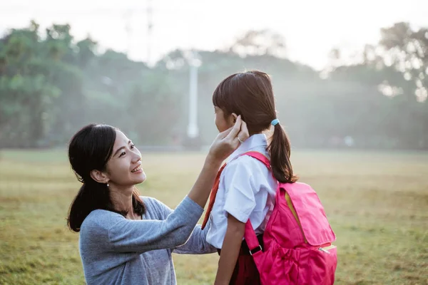 Primary school student taken by mother to school in the morning — Stock Photo, Image