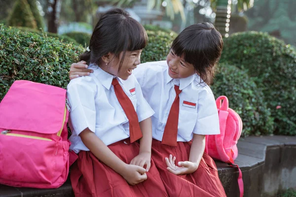 Felice studente amico in uniforme sorridente — Foto Stock