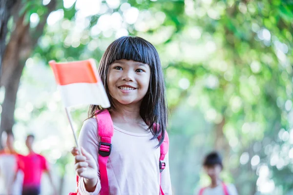 Indonesisk skolelev som håller flagga under självständighetsdagen. — Stockfoto