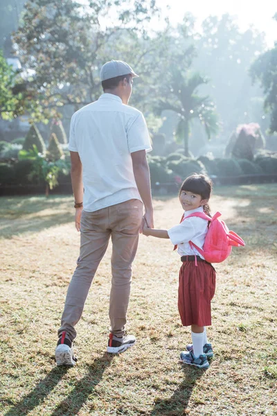 Père promener son enfant à l'école le matin — Photo