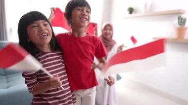 heyecan verici Endonezyalı aile destekçisi evde maç izlerken