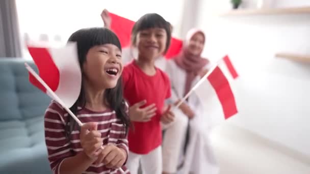 Ενθουσιασμένοι Ινδονήσιος υποστηρικτής της οικογένειας, ενώ βλέποντας τον αγώνα στο σπίτι — Αρχείο Βίντεο