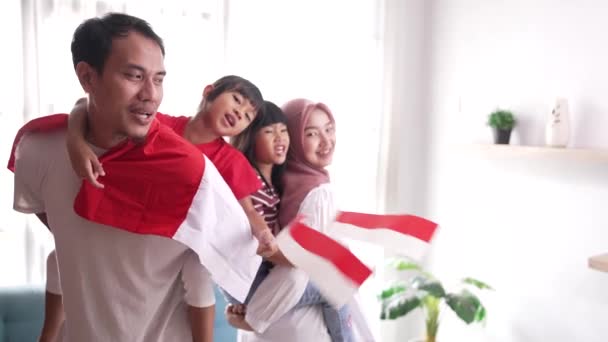 Familia indonesia musulmana celebrando el día de la independencia en casa — Vídeo de stock