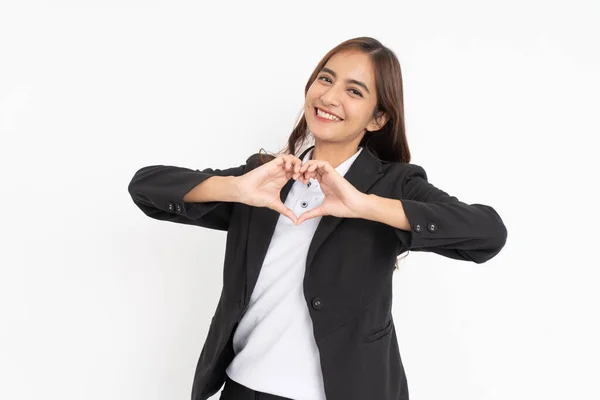 Hermosa mujer de negocios vistiendo traje negro sonriendo es el gesto de un corazón con los dedos —  Fotos de Stock