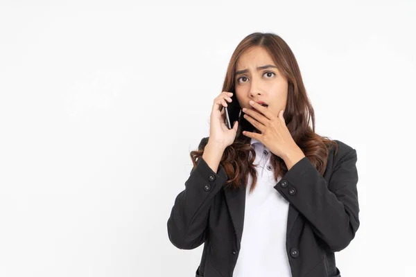 Jovem asiático empresária chocado e preocupado ao fazer um telefonema — Fotografia de Stock