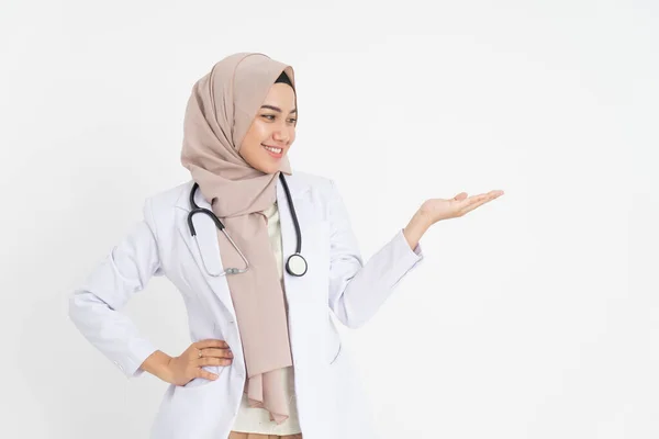 Mosolygó női orvos fejkendőben kínál gesztus helyet — Stock Fotó