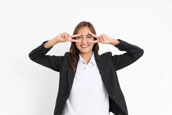 Affärskvinna bär svart kostym med gest att sluta fred med båda händerna medan du tittar på kameran — Stockfoto
