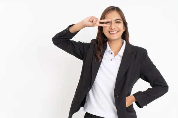Vacker affärskvinna klädd i svart kostym leende med fred gör gest med två fingrar framför ögonen — Stockfoto