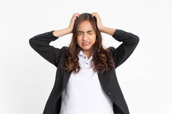 Stressad asiatisk affärskvinna med båda händerna håller huvudet stående — Stockfoto