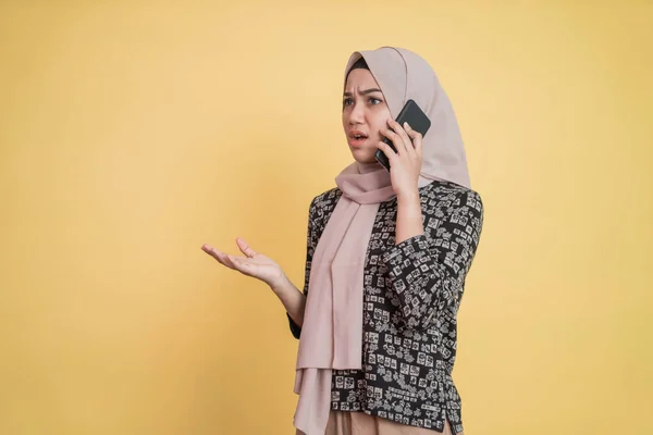 Fiatal nő fátyolban kap egy hívást egy mobiltelefon és ő dühös — Stock Fotó
