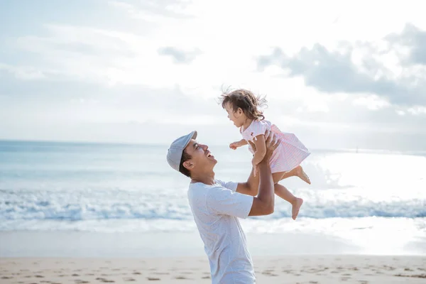Papa aime jouer avec sa fille sur la plage en s'amusant ensemble — Photo