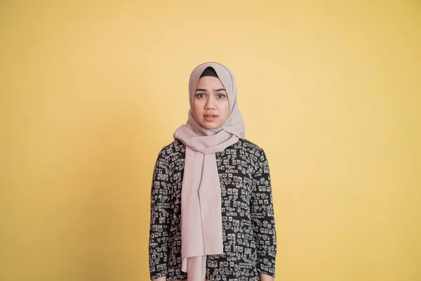 Muslimische Frau mit verwirrtem zweifelnden und sprachlosen Gesichtsausdruck — Stockfoto