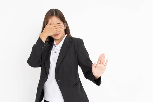 Mujer de negocios vistiendo traje negro cerrando los ojos con gesto de rechazo —  Fotos de Stock