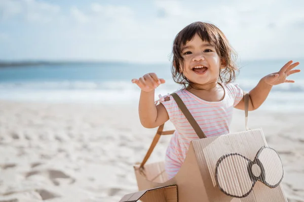 Enfant courir à la plage jouer avec jouet avion en carton — Photo