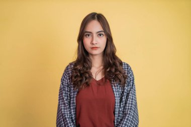 Uzun saçlı, somurtkan yüzlü güzel bir kadın.