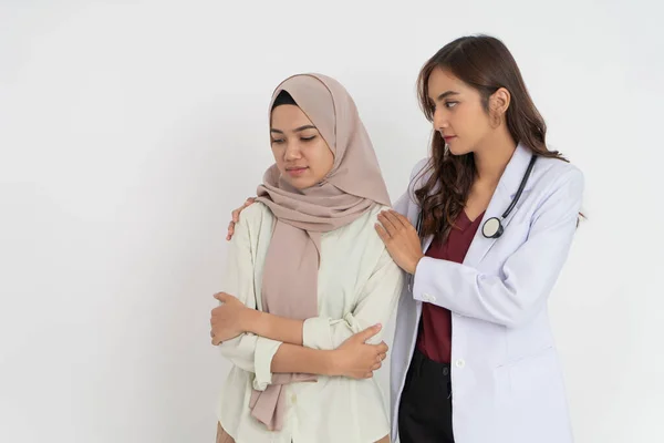 Donna in hijab sentirsi triste e medico femminile isolato — Foto Stock