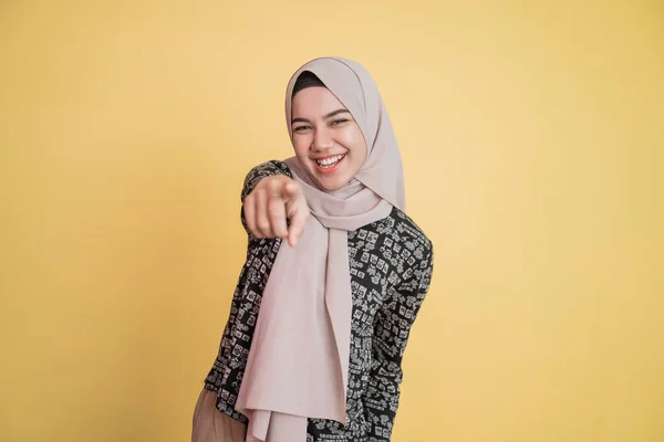 Mulher vestindo hijab rindo alto com gesto apontando para a câmera — Fotografia de Stock